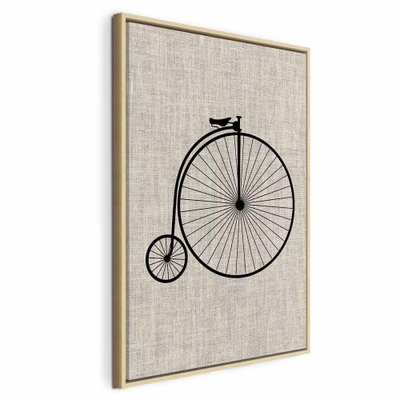 Vintage bicycle vertical – naturfärgad ram. En svart höghjuling tecknar sig mot en beige bakgrund med tryckt textilliknande struktur.