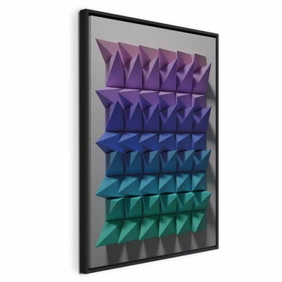 Uniform motion vertical – svart ram. Triangulära fält bildar ett veckat, tryckt mönster med färgövergångar i violett, blått och grönt.