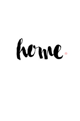 Home and dot vertical – motivvy. Det handskriftsliknande svarta ordet home följs av en liten rosa prick på en stor vit yta.
