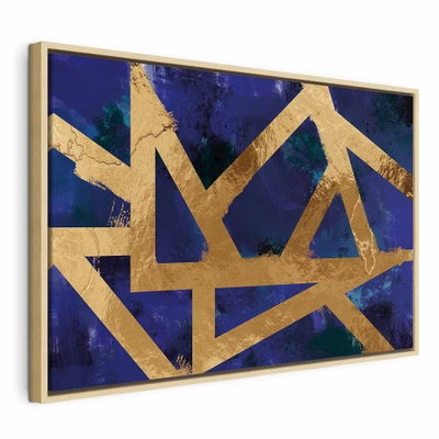 Golden geometry wide – naturfärgad ram. Breda, kantiga guldfärgade band korsar varandra över en djupblå och blågrön målerisk yta.