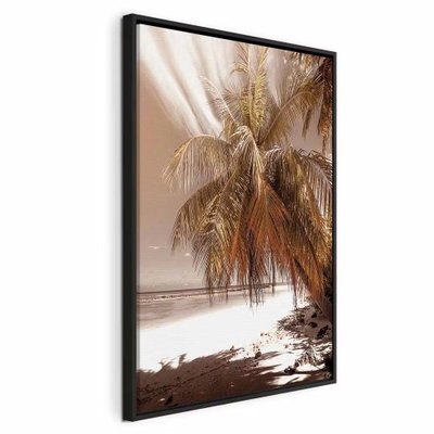 Palm shadow vertical – svart ram. Långa palmblad hänger över en ljus strand i varmt beige och bruna toner.