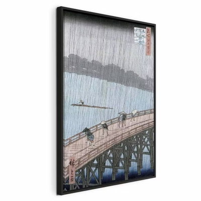 Utagawa hiroshige sudden – svart ram. Små gestalter går över en träbro i tätt, lodrätt regn. Gråblått vatten och mörka linjer präglar bilden.