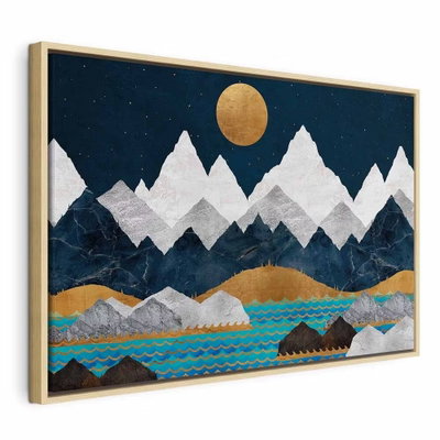 Night in the mountains wide – naturfärgad ram. Ljusa bergstoppar, mörkblå berg och en guldfärgad måne speglas i ett dekorativt vattenmönster.