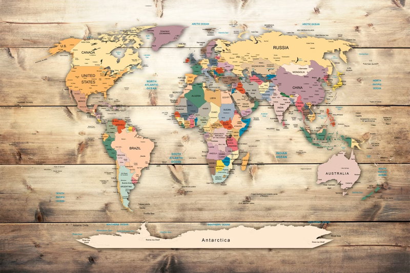 The world at your fingertips: En detaljerad karta med länder i milda pastellfärger ligger över tryckta, ljusa träplankor.