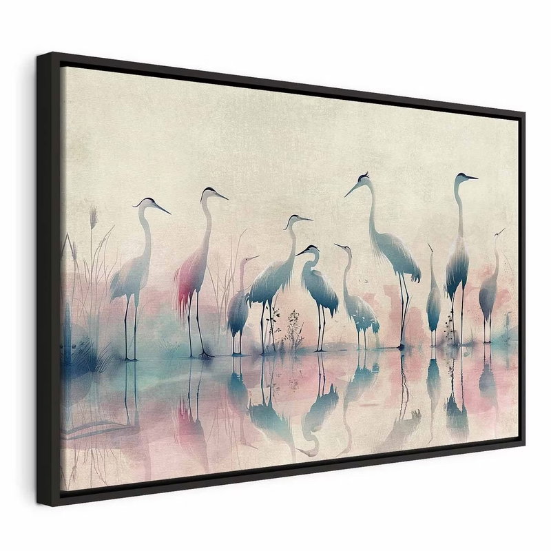 Birds by the lake herons – svart ram. En grupp ljusa långhalsade fåglar och deras speglingar återges i mjuka rosa, blå och gröna akvarelltoner.