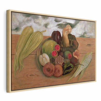 Frida kahlo the fruits of – naturfärgad ram. Uppskurna och hela frukter, en majskolv och gröna växtdelar ligger samlade i ett jordfärgat stilleben.