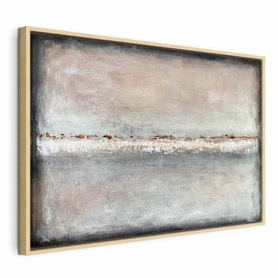Balance of shades wide – naturfärgad ram. Ett smalt ljust och gulbrunt horisontband delar två stora, mjukt skiftande grå och beige färgfält.