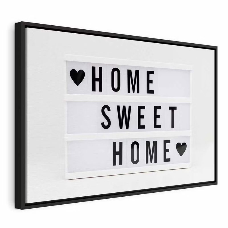 Cinema light box vertical – svart ram. En vit ljusskyltsliknande bild med svarta bokstäver och små hjärtan visar orden HOME SWEET HOME.