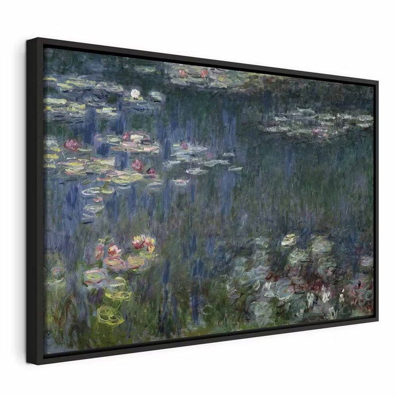 Claude monet waterlilies – svart ram. Vita och rosa näckrosor ligger över en mörkt grönblå damm med långa, måleriska speglingar.
