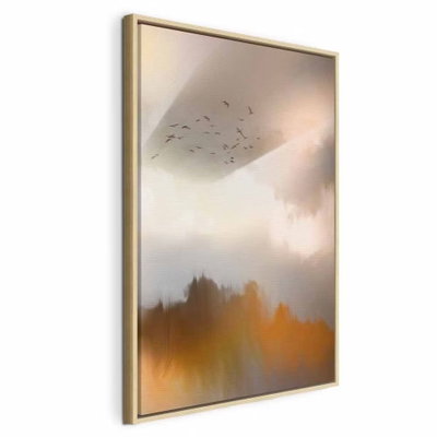 Nostalgia vertical – naturfärgad ram. En flock små fåglar flyger över dimmiga träd med varmt ljus i en stor grå himmel.
