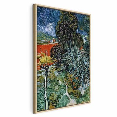 Vincent van gogh the garden – naturfärgad ram. Cypresser och kraftiga växtformer möter blågröna färgfält och en röd mur i en målad trädgårdsbild.
