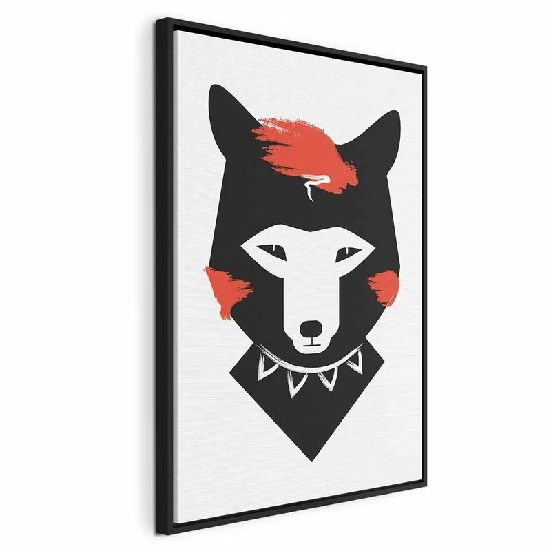 Polite fox vertical – svart ram. Ett stiliserat svart rävhuvud med vita ögon och röda penselaccenter återges på vitt.