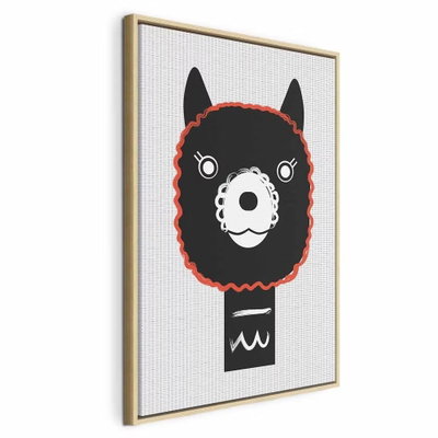 Decorative alpaca vertical – naturfärgad ram. Ett stiliserat svart djurhuvud med spetsiga öron, vit nos och röd kant återges mot ljusgrått.