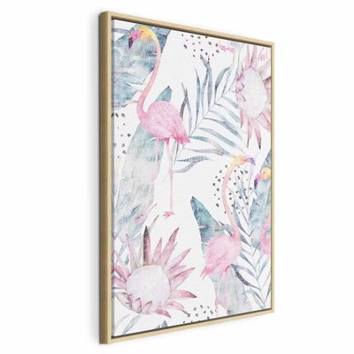 Exotic fog vertical – naturfärgad ram. Rosa flamingor, stora blommor och gråblå blad bildar ett glest tropiskt mönster mot vitt.