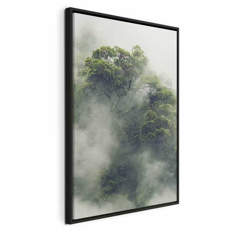 Foggy amazon vertical – svart ram. Täta gröna trädkronor träder fram ur ljus dimma som sveper mellan grenarna.