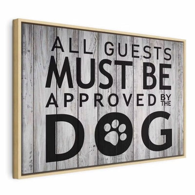 All guests must be approved – naturfärgad ram. Texten ALL GUESTS MUST BE APPROVED BY THE DOG återges i stora svarta bokstäver över ljusa, tryckta träbrädor.