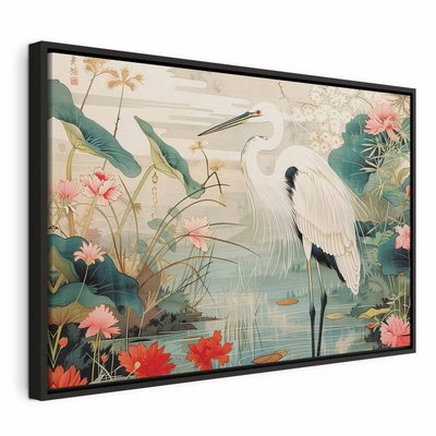 By an asian pond an – svart ram. En vit häger med svart vingspets står i en ljus damm bland stora gröna blad och rosa blommor.