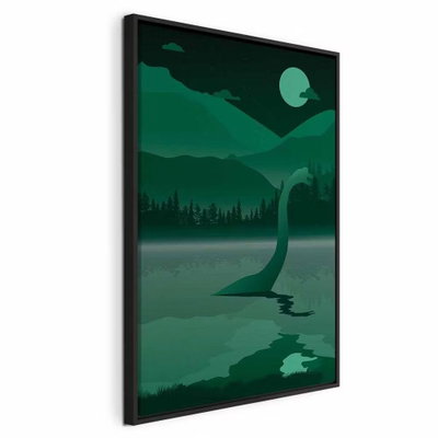 Loch ness vertical – svart ram. Ett stiliserat sjöodjur reser en lång hals ur en mörkgrön sjö med berg, träd och måne omkring.