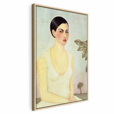 Frida kahlo the white lady – naturfärgad ram. En mörkhårig kvinna i blekgul klänning återges mot en ljus grönaktig bakgrund med små växtdetaljer.