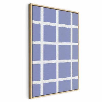 Lines and symmetry – naturfärgad ram. Ett rakt vitt rutnät delar in en jämn, blåviolett bildyta i återkommande rektanglar.