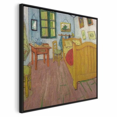Vincent van gogh the bedroom – svart ram. En gul säng och stolar omges av tavlor och gröna väggytor i en målad rumsscen.