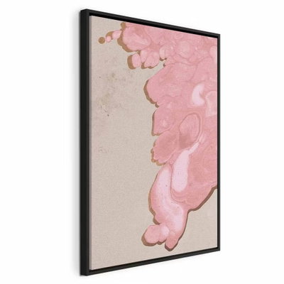 Pastel tide vertical – svart ram. Rosa, marmorerade fält möter en beige yta med en tunn gyllene kant mellan färgerna.