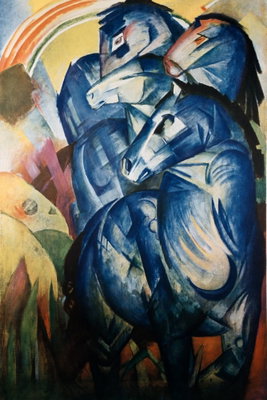Franz marc the tower of blue – motivvy. Flera blå hästformer ligger tätt ovanför varandra mellan gröna, gula och orange fält.