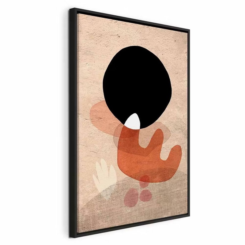 Black stone vertical – svart ram. En stor svart cirkel möter en roströd, böjd form och små ljusa blad på en varmt beige botten.
