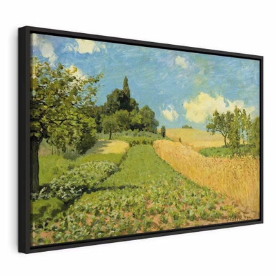 Alfred sisley grain fields – svart ram. Ett solgult fält möter en grön gång, lummiga träd och små vita moln på en klarblå himmel.