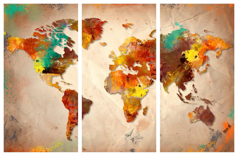 Painted world: Orange, rostbruna och gröna färgfält formar kontinenter mot en ljus bakgrund med varma fläckar.