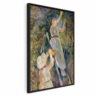 Berthe morisot the cherry – svart ram. Ett barn och en kvinna sträcker sig upp mot grenar i ett mjukt målat, grönt trädgårdslandskap.