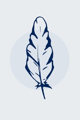 Blue feather vertical – motivvy. En enkel mörkblå fjäderkontur ligger över en blekt blå rund form mot en mycket ljus bakgrund.