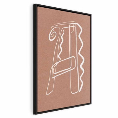 Stylish a vertical – svart ram. En vit konturteckning bildar en abstrakt, bokstavsliknande form på en varm rostfärgad botten.