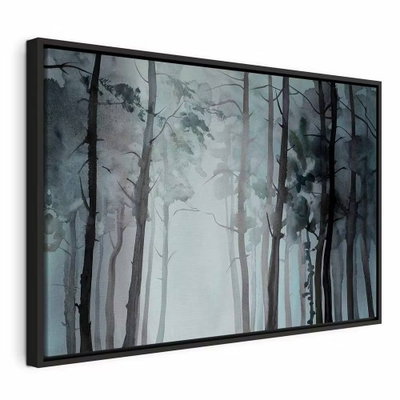 Hazy forest wide – svart ram. Höga, smala trädstammar med glesa grenar bildar flera lager i blågrön och grå dimma.