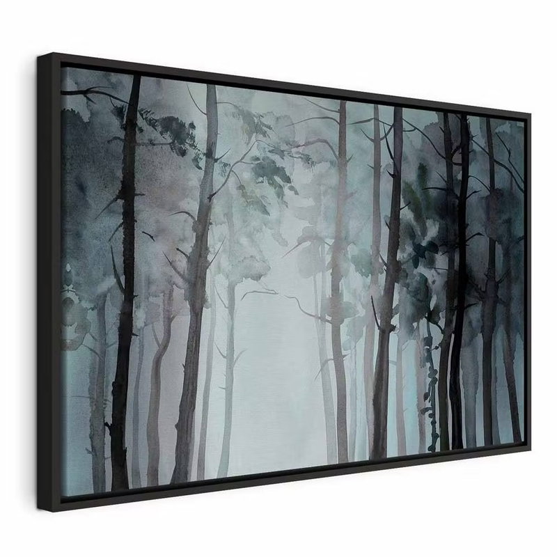 Hazy forest wide – svart ram. Höga, smala trädstammar med glesa grenar bildar flera lager i blågrön och grå dimma.