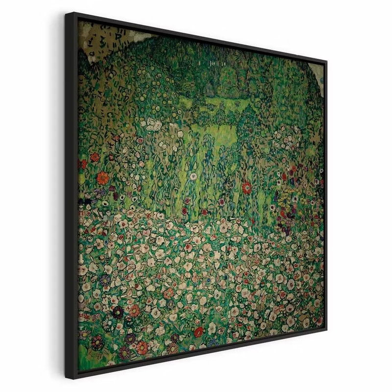 Gustav klimt – svart ram. Små röda, vita och rosa blommor fyller en grön trädgård med en stig och mörkare träd.