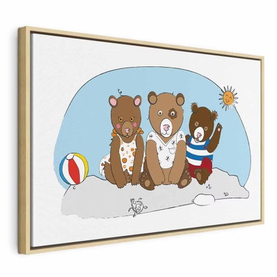 Teddy bears on the beach – naturfärgad ram. Tre tecknade nallar och en badboll samlas i en ljus strandscen med en blå, rundad bakgrund.