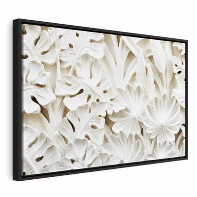 Ceramic leaves wide – svart ram. Täta vita blad- och blomformer med tydliga skuggor bildar ett tryckt mönster med skenbar relief.