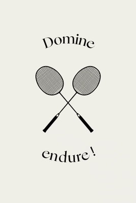 Black badminton rackets – motivvy. Två grå racketar ligger mellan de svarta orden Domine och endure! på en ljus crèmefärgad botten.
