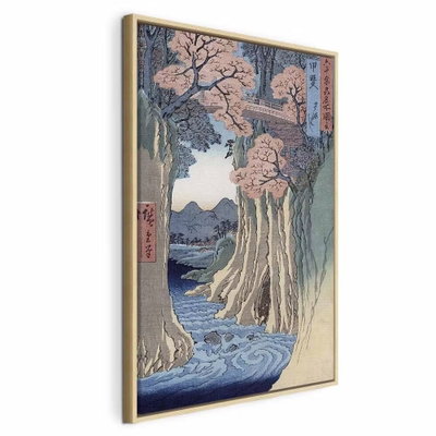 Utagawa hiroshige the monkey – naturfärgad ram. Höga klippväggar med rosa träd omger en flod långt ned i ett japanskt landskapsmotiv.