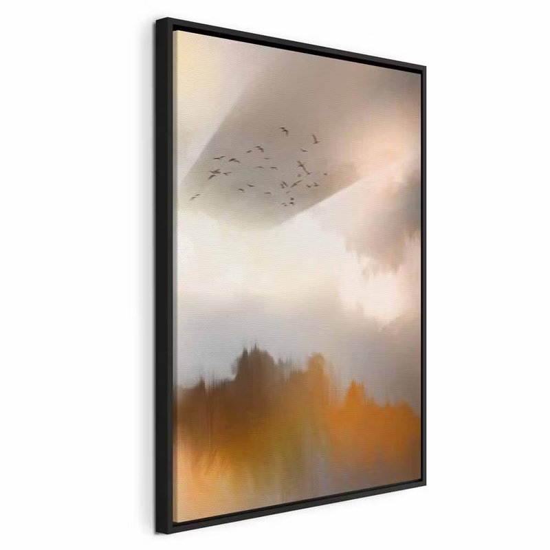 Nostalgia vertical – svart ram. En flock små fåglar flyger över dimmiga träd med varmt ljus i en stor grå himmel.