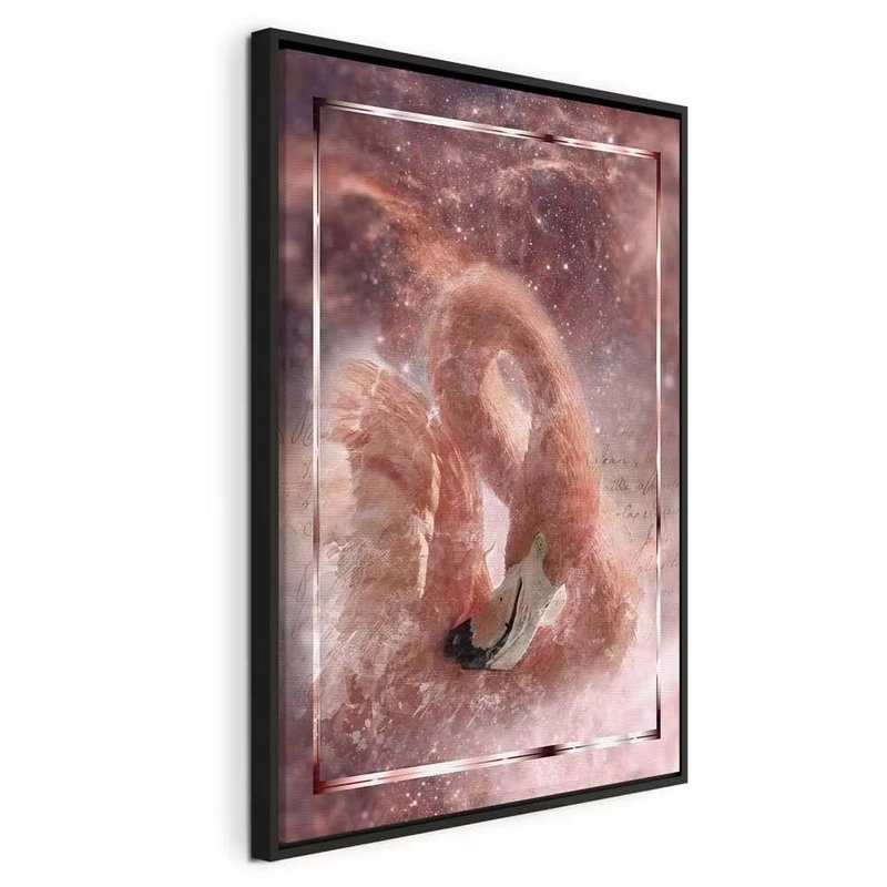 Space flamingo vertical – svart ram. En rosa flamingo återges inom en tunn ljus bård över en molnliknande, rosa och brun bakgrund.
