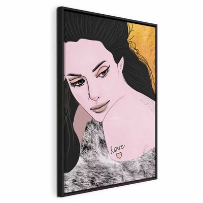 Sensual and love vertical – svart ram. En kvinna med långt svart hår återges i rosa och svart med en gyllengul bakgrund och små skrivna detaljer.