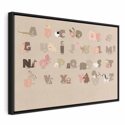 Alphabet at the zoo joyful – svart ram. Ljust färgade bokstäver kombineras med små djurillustrationer i flera rader över en varm beige bakgrund.