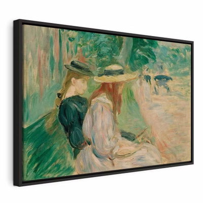 Berthe morisot sur un banc – svart ram. Två ljust klädda kvinnor med breda hattar sitter tillsammans bland gröna, löst målade träd och växter.