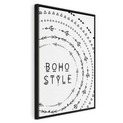 Boho style vertical – svart ram. Den svarta texten BOHO STYLE omges av tunna halvcirklar, kvistar och små trianglar på vitt.