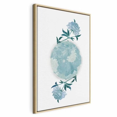 Floral planet vertical – naturfärgad ram. En blekt blågrön cirkel med ett diskret blommönster omges av två blommande kvistar på vit botten.