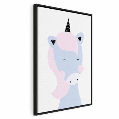 Sweet unicorn vertical – svart ram. En ljusblå, tecknad enhörning med rosa man och ett mörkt horn återges på en ljus botten.