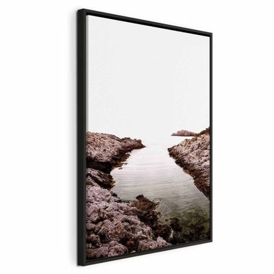 Rocky harbor vertical – svart ram. Bruna klippor ramar in ett smalt, stilla vattenparti som öppnar sig mot en ljus horisont.