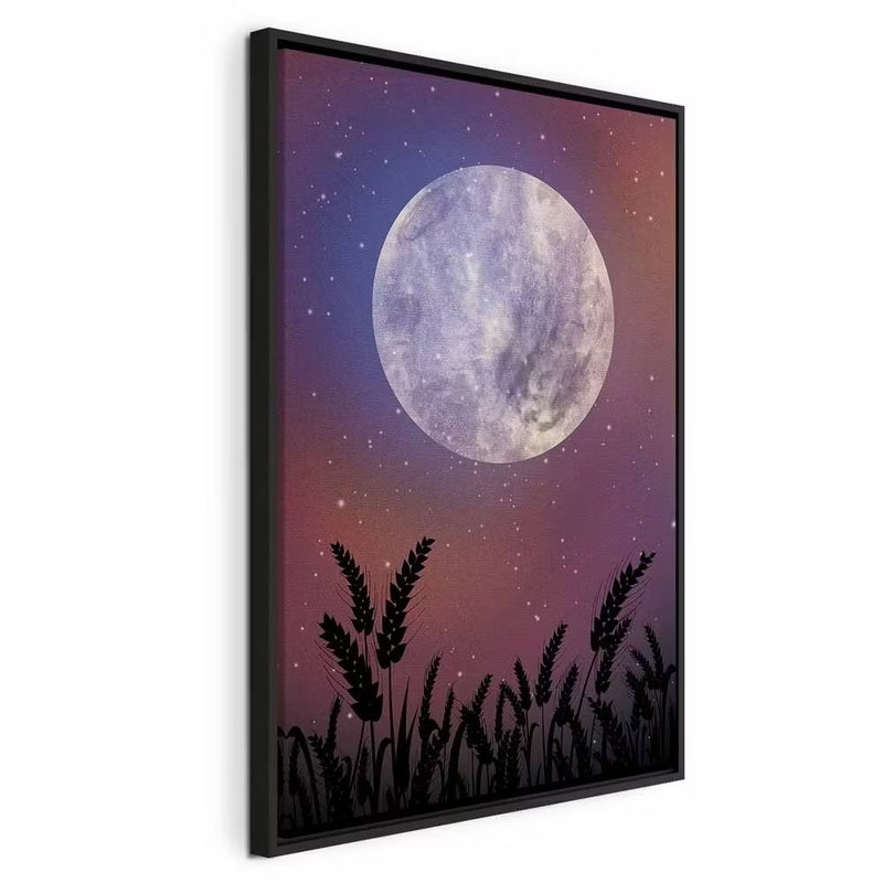 Night in the country – svart ram. En stor ljus måne lyser över mörka gräsax mot en stjärnprickig violett himmel.